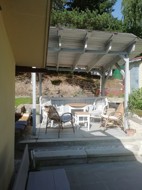 Chata dovolená u vody, pergola, sezení, grilování, zahrada, terasa, byliny.
