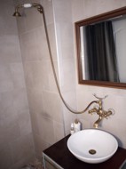 Chata pronájem u vody, umyvadlo, zrcadlo, sprchový kout. Jesenice přehrada. Chata k pronájmu u vody - přehrada Jesenice u Chebu