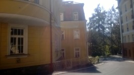 Pohled z ulice Lidick� na Hlavn� T��du. L�ze�sk� - le�ebn� hotel Butterfly vpravo, Mari�nsk� L�zn�, prodej byt�